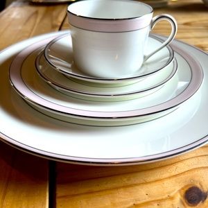 Vera Wang 5-Piece Pink Dutchess Wedgewood Bone China